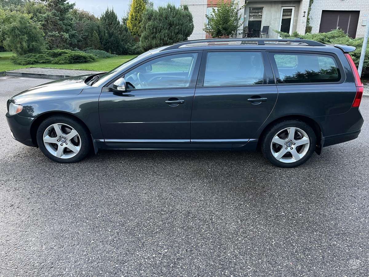 Volvo V70 2009 — rear view