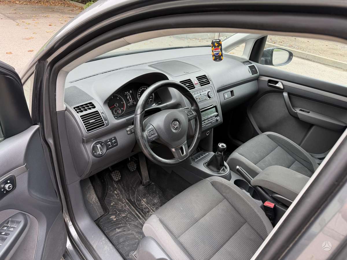 Volkswagen Touran 2011 — photo 11