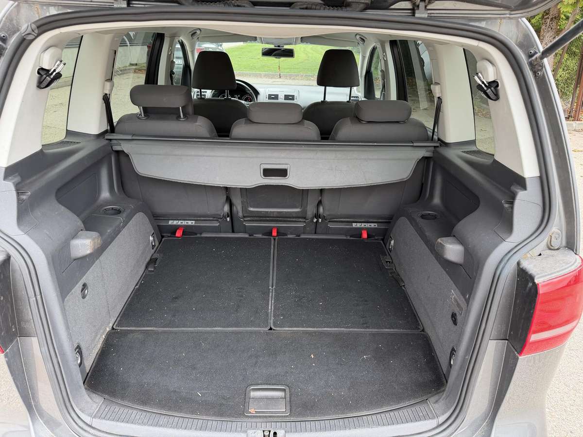 Volkswagen Touran 2011 — photo 13