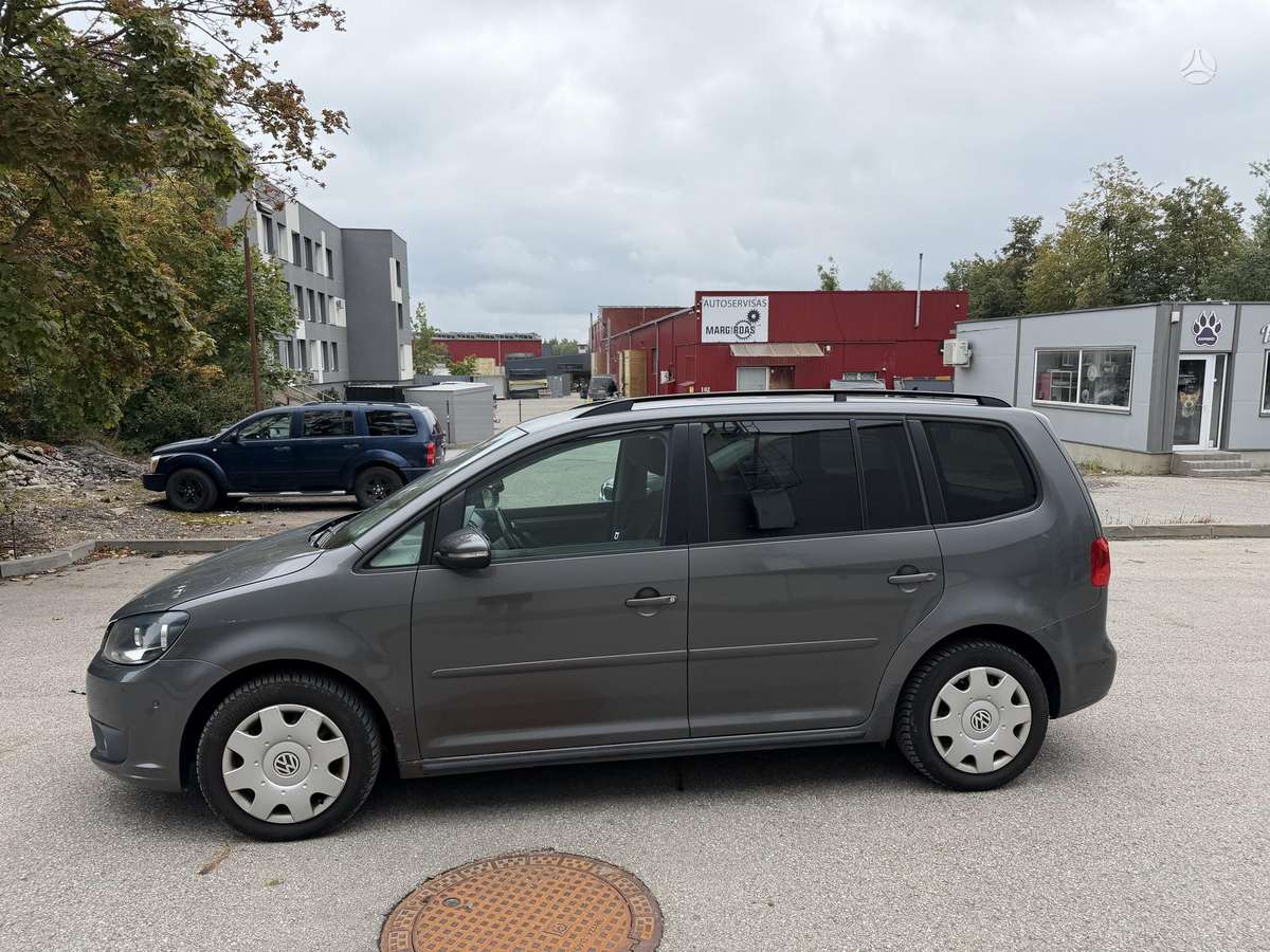 Volkswagen Touran 2011 — rear view