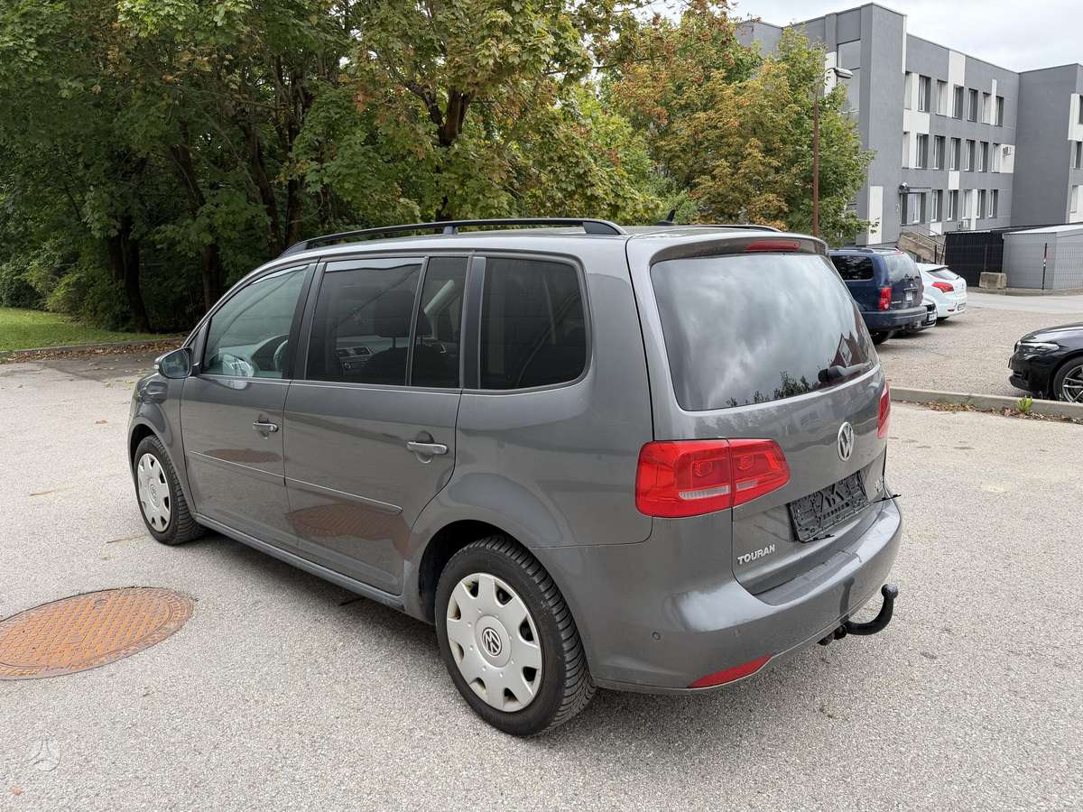 Volkswagen Touran 2011 — interior