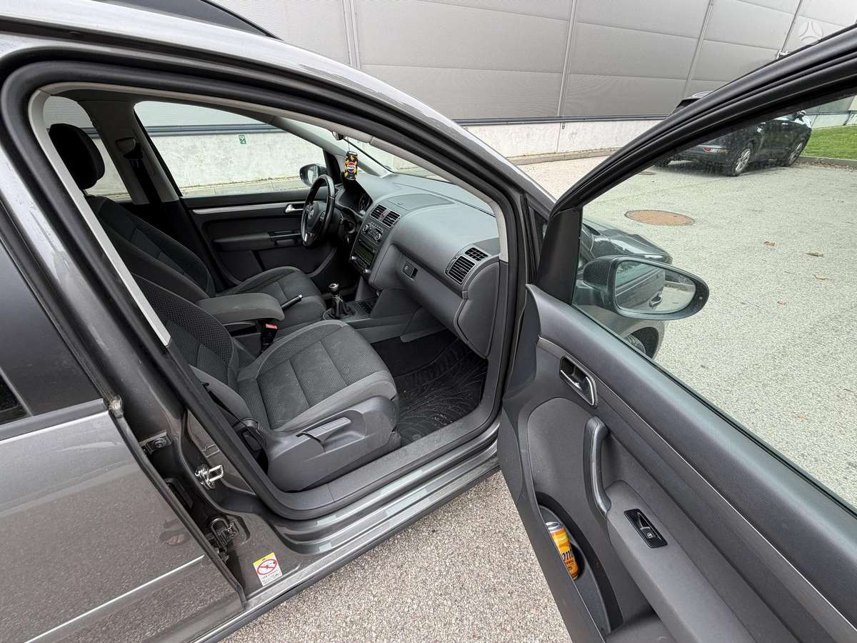 Volkswagen Touran 2011 — photo 9
