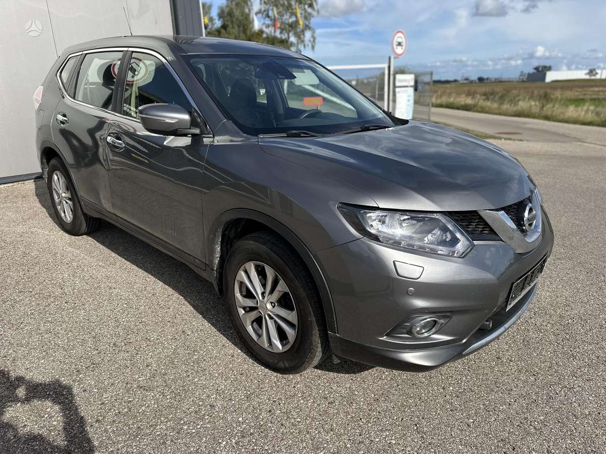 Nissan X-Trail 2015 — rear view