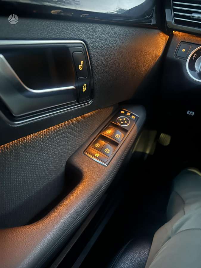Mercedes-Benz E220 2012 — photo 18