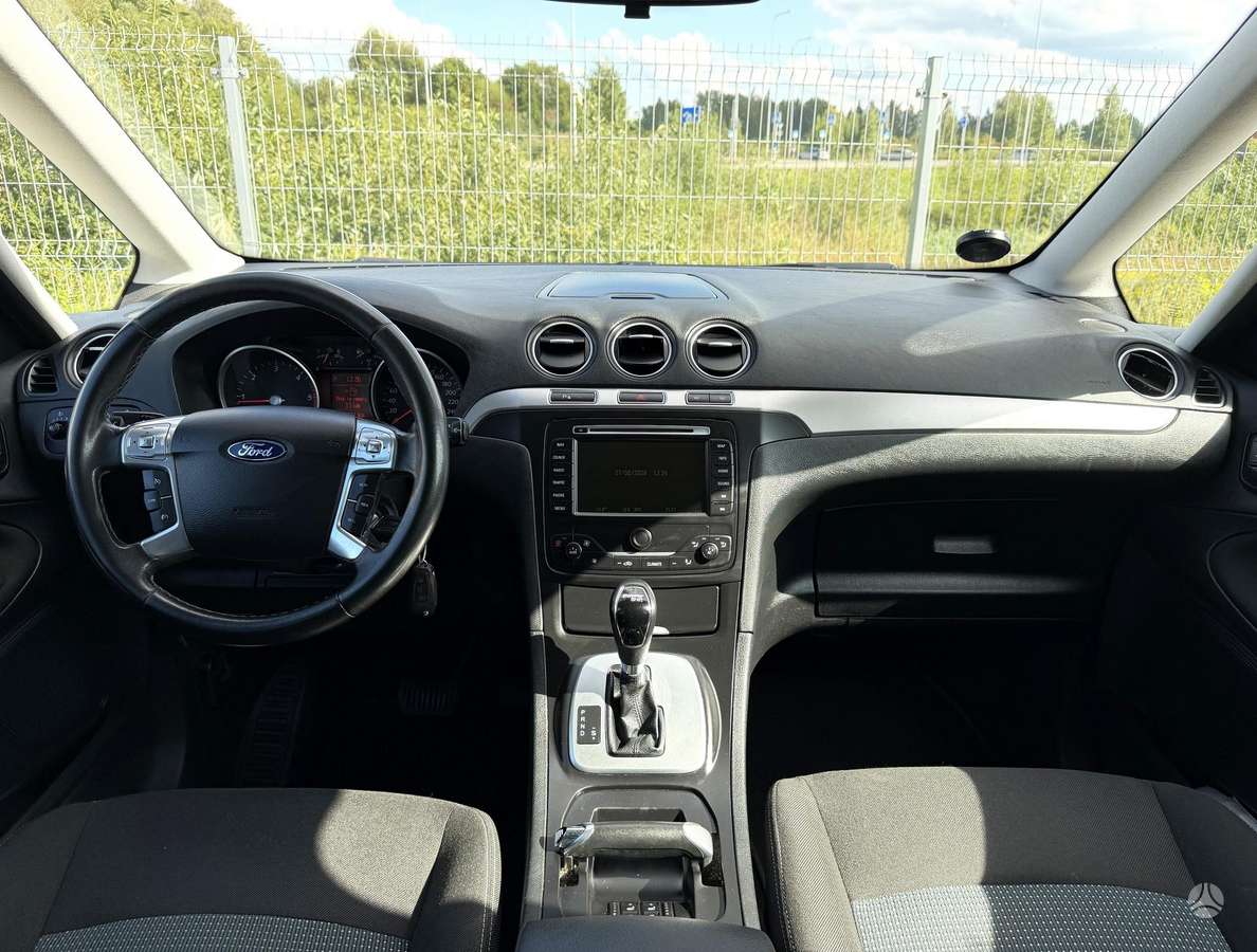 Ford Galaxy 2013 — photo 15