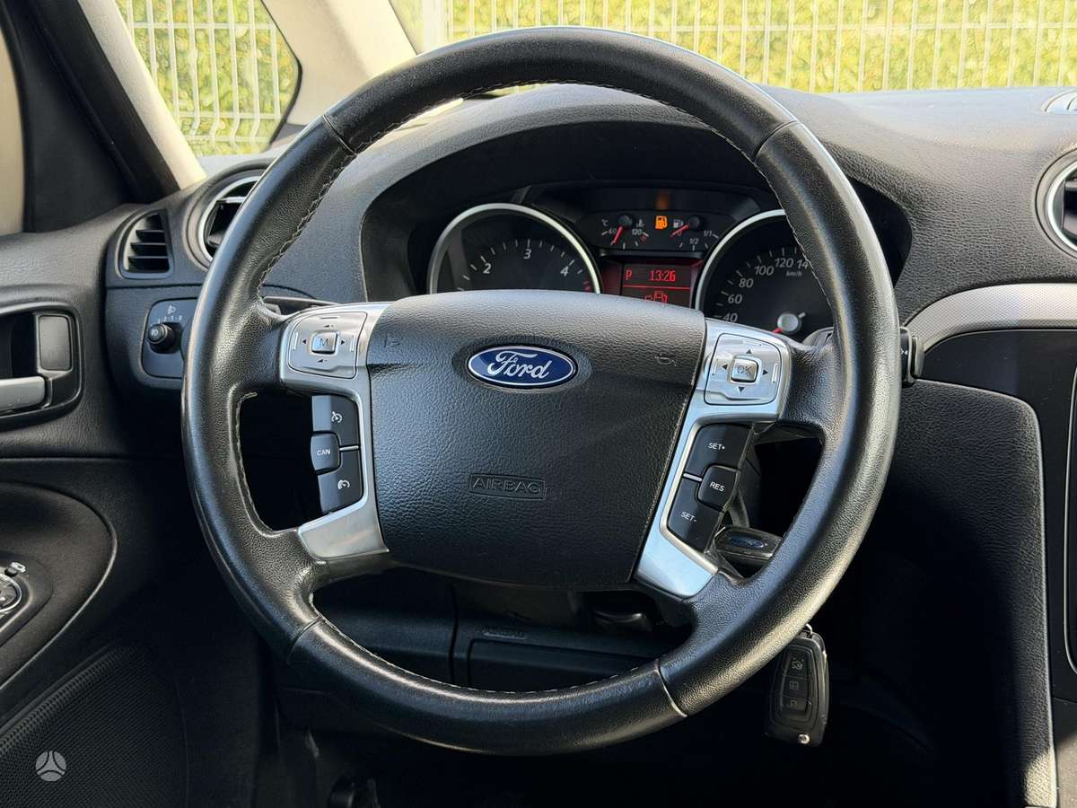 Ford Galaxy 2013 — photo 17