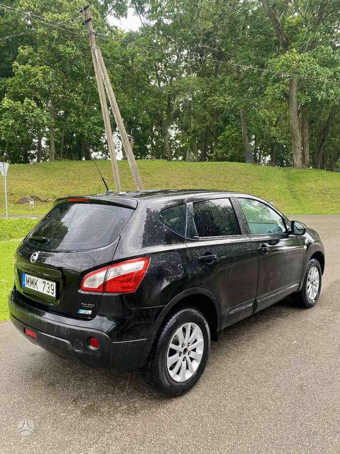Nissan Qashqai 2011 — rear view