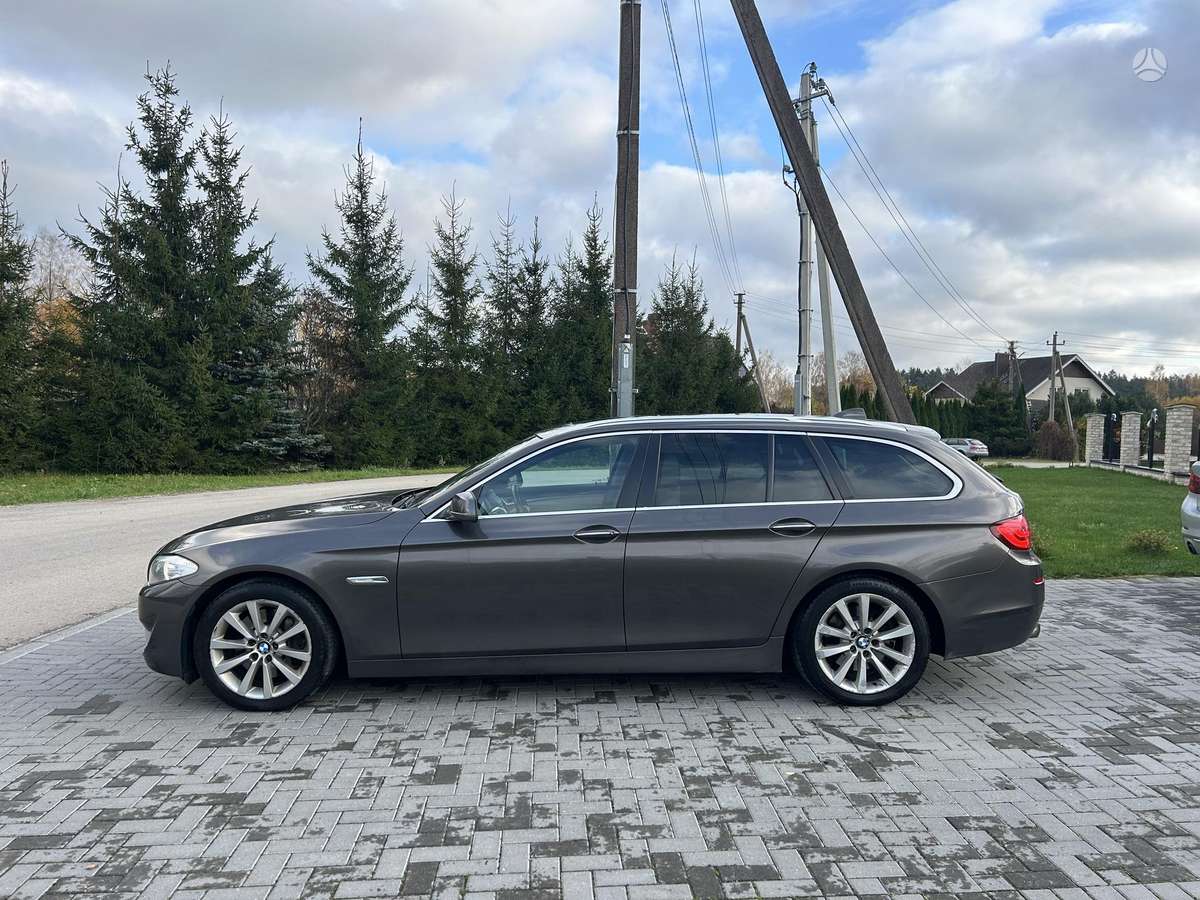 BMW 525 2010 — вигляд ззаду