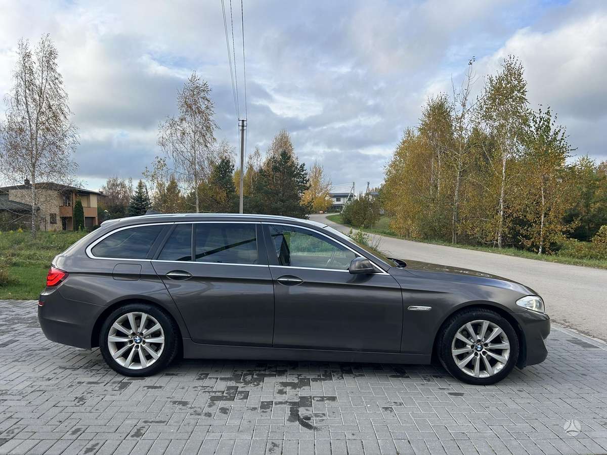BMW 525 2010 — салон