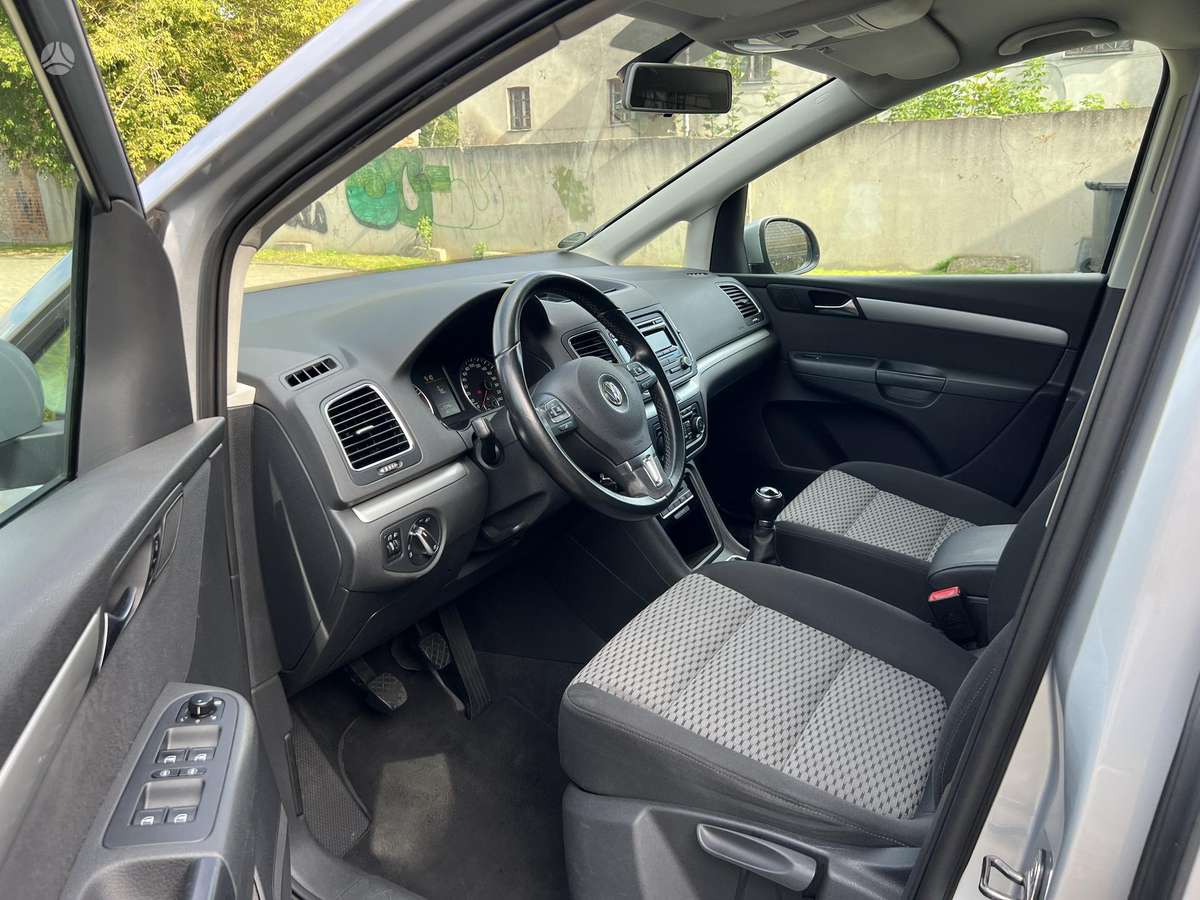 Volkswagen Sharan 2010 — photo 18