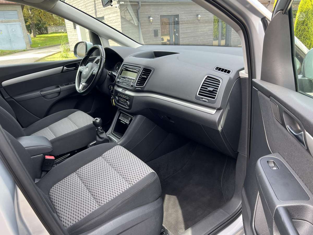 Volkswagen Sharan 2010 — photo 25