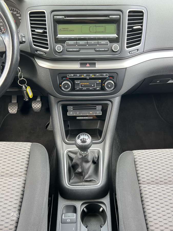 Volkswagen Sharan 2010 — photo 29