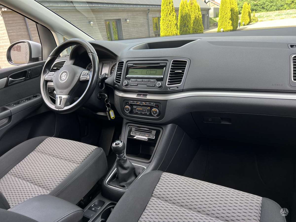 Volkswagen Sharan 2010 — photo 35