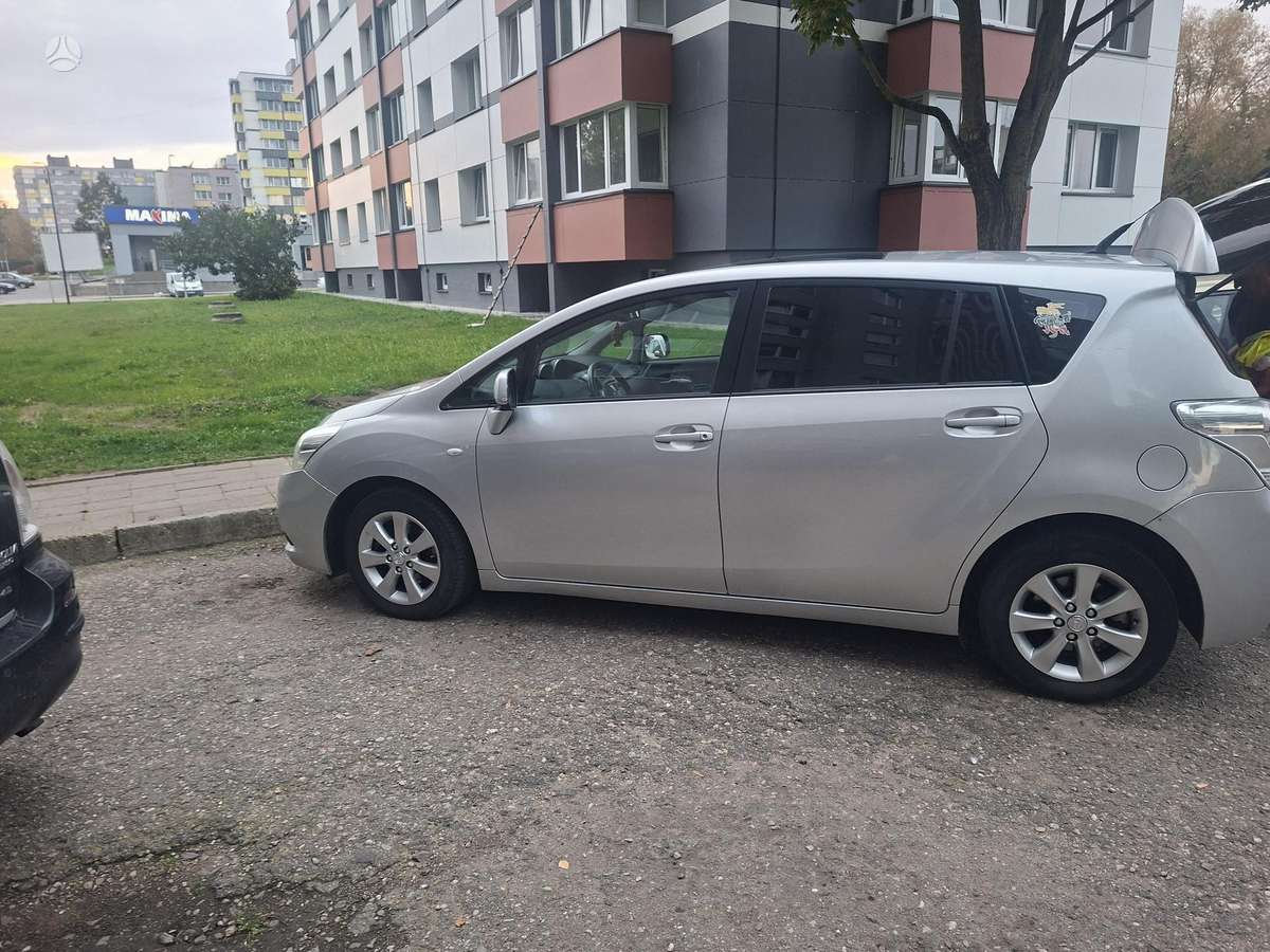 Toyota Verso 2009 — rear view