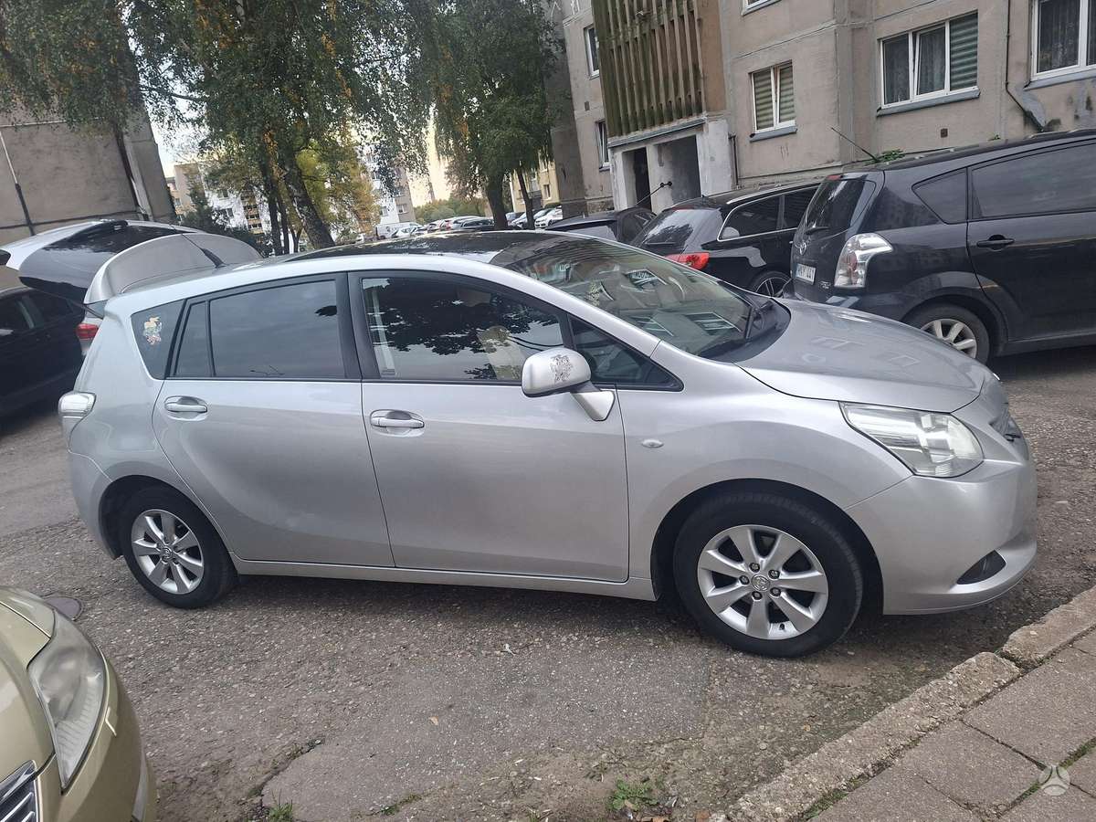 Toyota Verso 2009 — interior