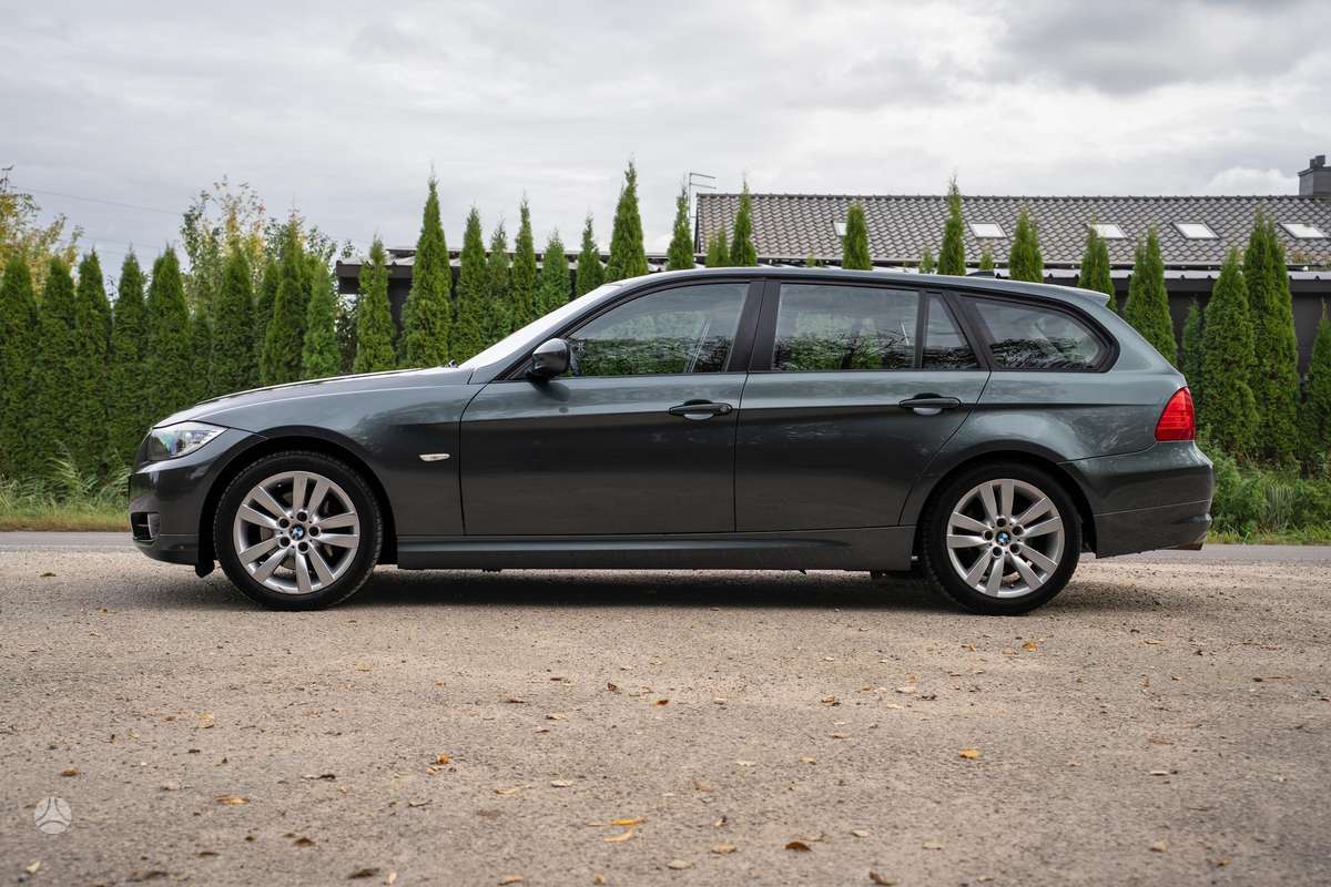 BMW 320 2010 — вигляд ззаду