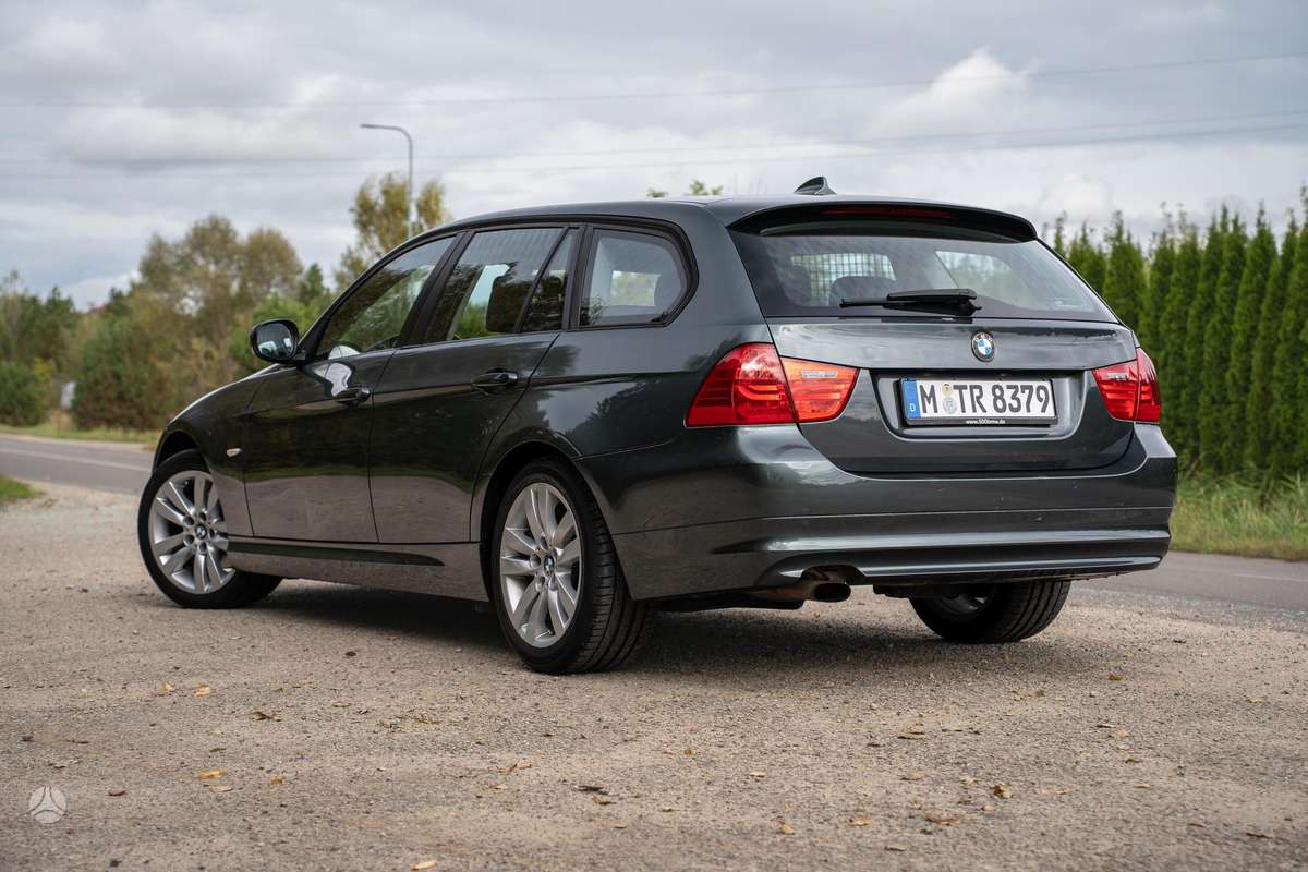 BMW 320 2010 — салон