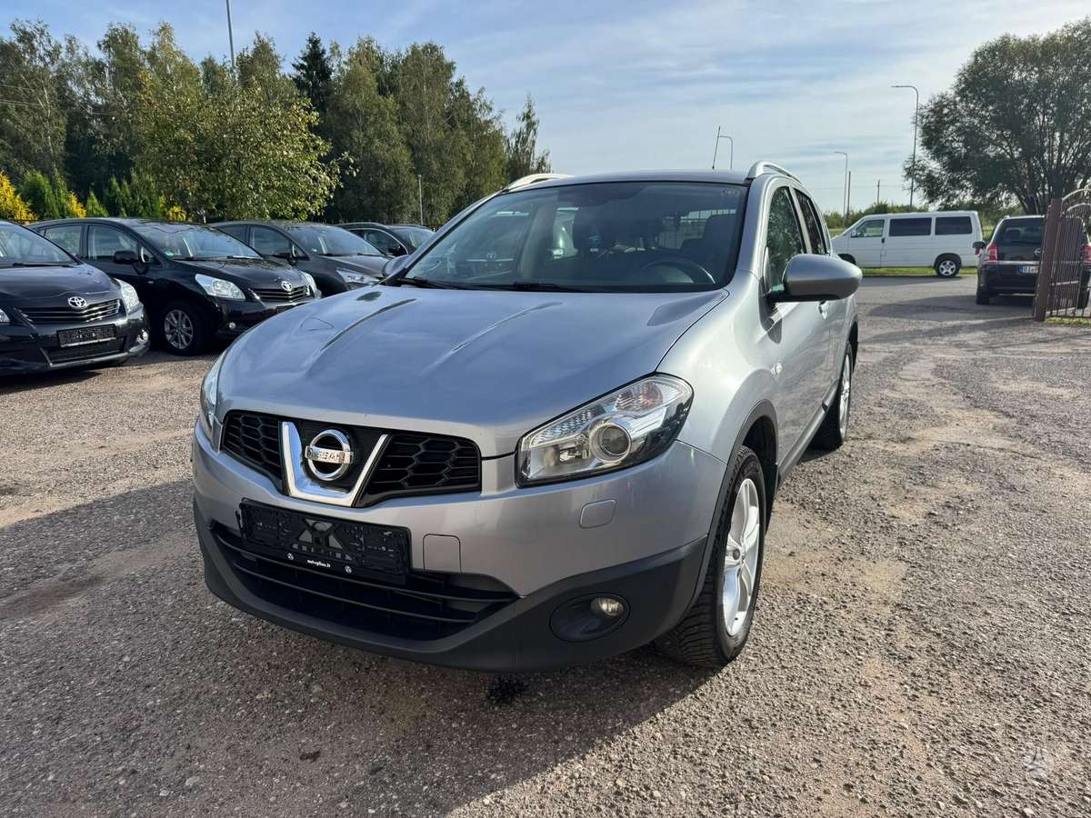 Nissan Qashqai 2011 — rear view