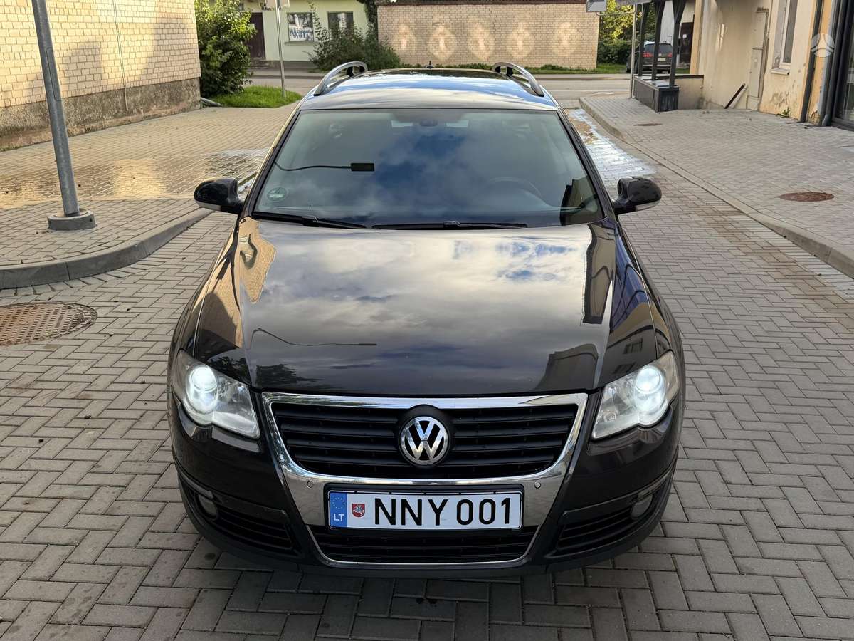 Volkswagen Passat 2010 — rear view