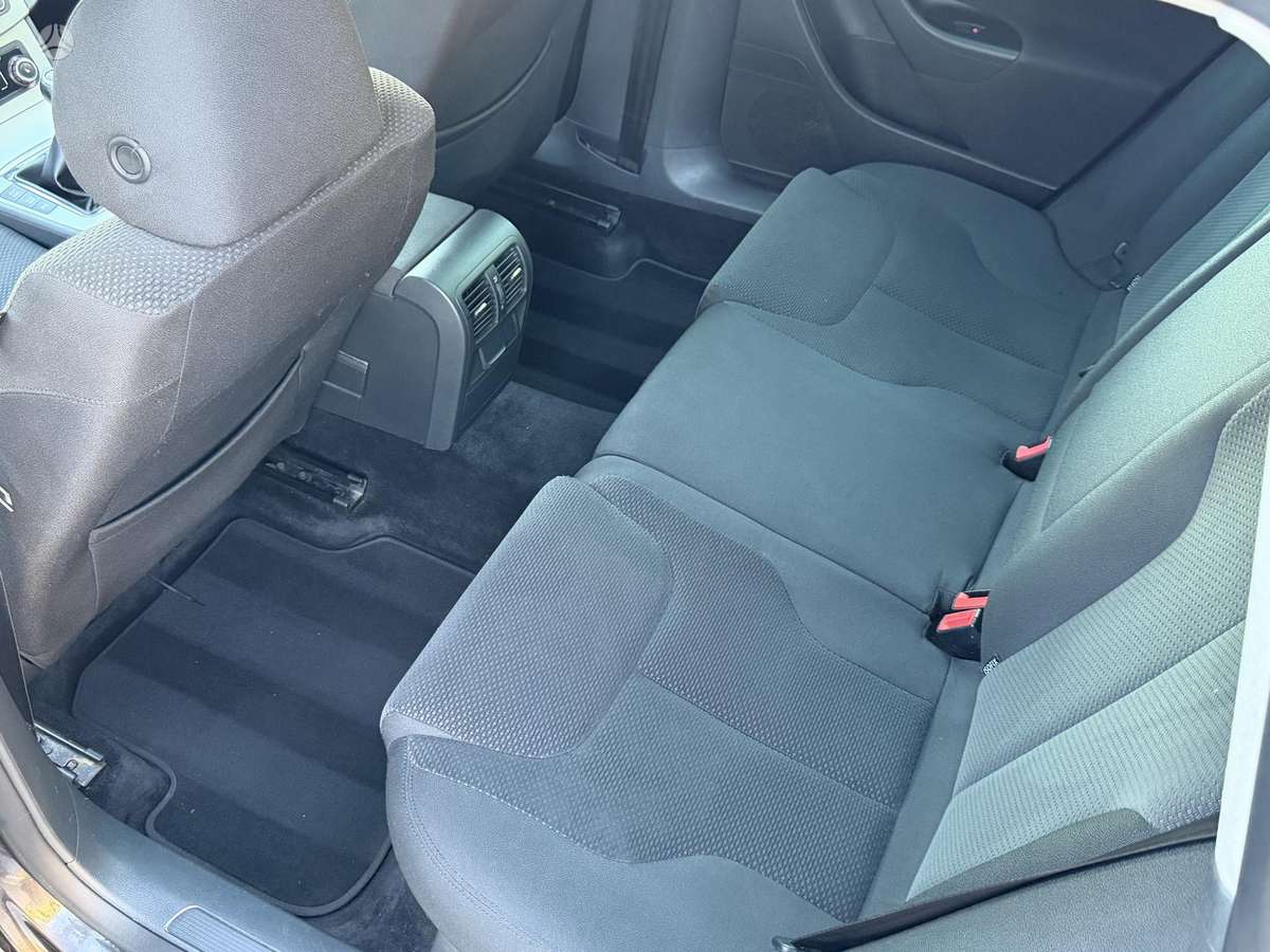Volkswagen Passat 2010 — photo 30