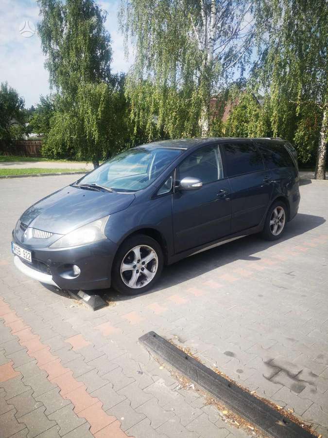 Mitsubishi Grandis 2010 — вигляд ззаду