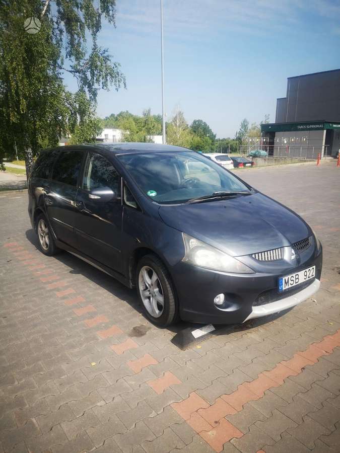 Mitsubishi Grandis 2010 — салон