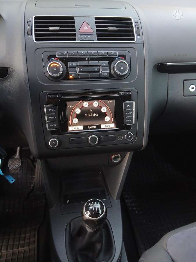 Volkswagen Touran 2010 — photo 11