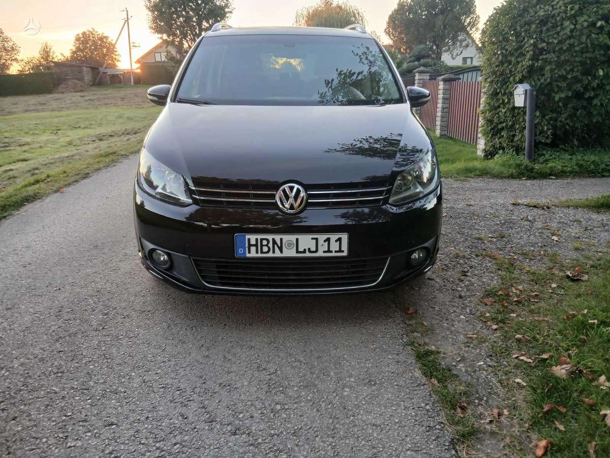 Volkswagen Touran 2010 — rear view