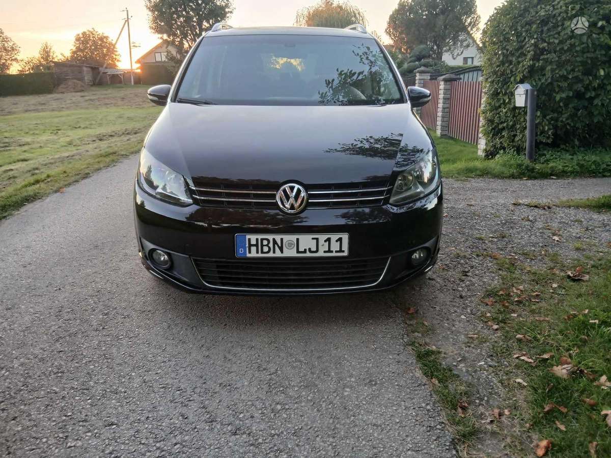 Volkswagen Touran 2010 — interior