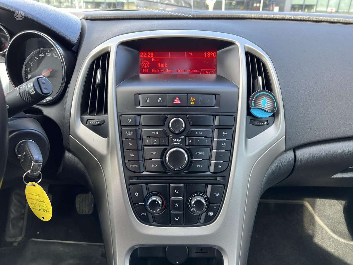 Opel Astra 2011 — photo 10