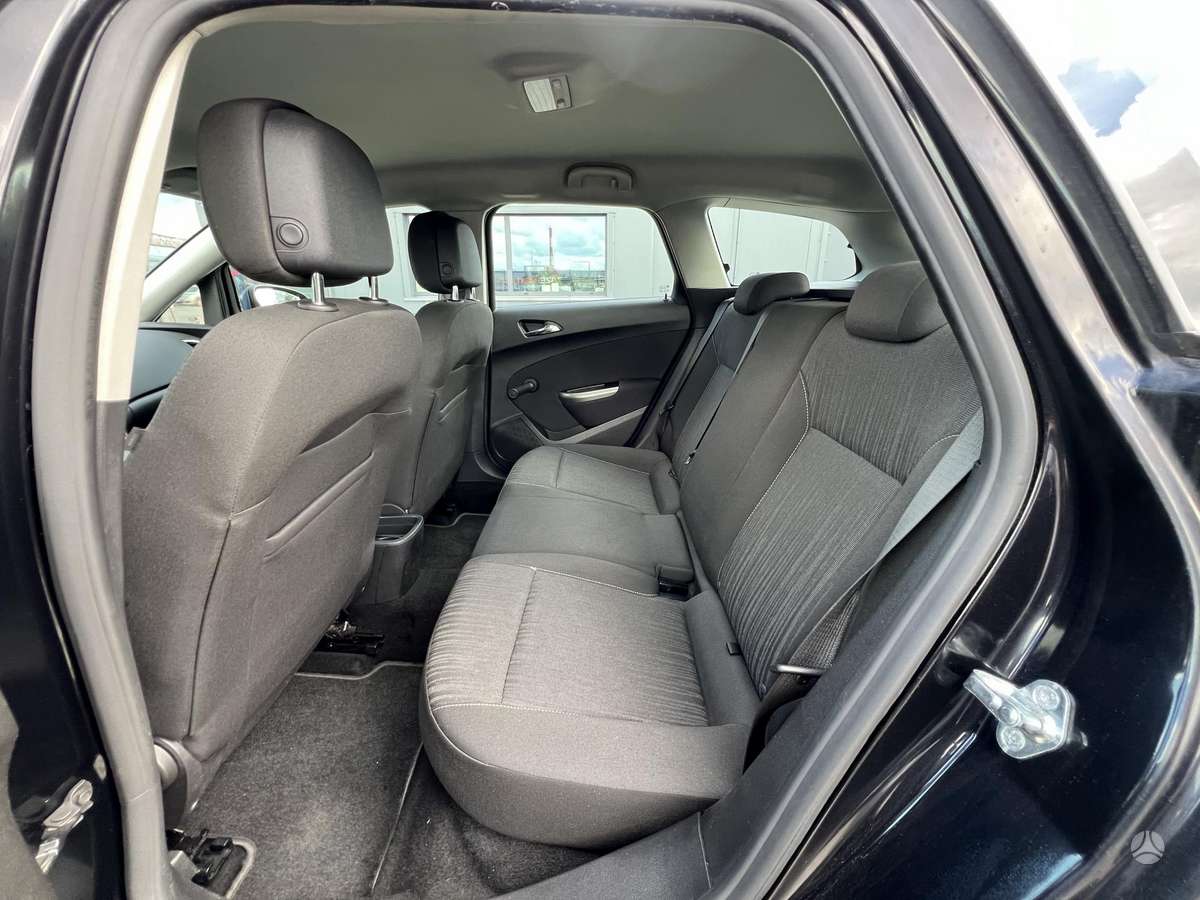 Opel Astra 2011 — photo 11