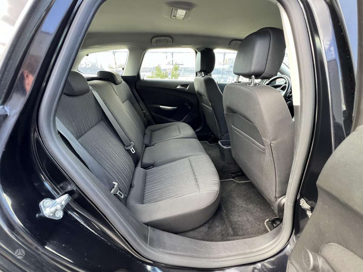 Opel Astra 2011 — photo 12
