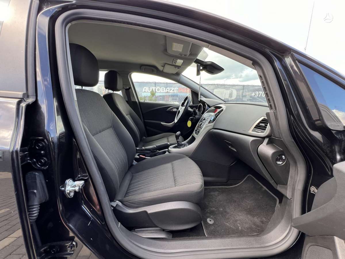 Opel Astra 2011 — photo 14