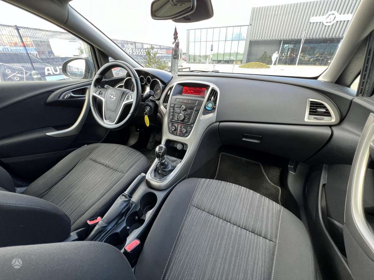 Opel Astra 2011 — photo 15
