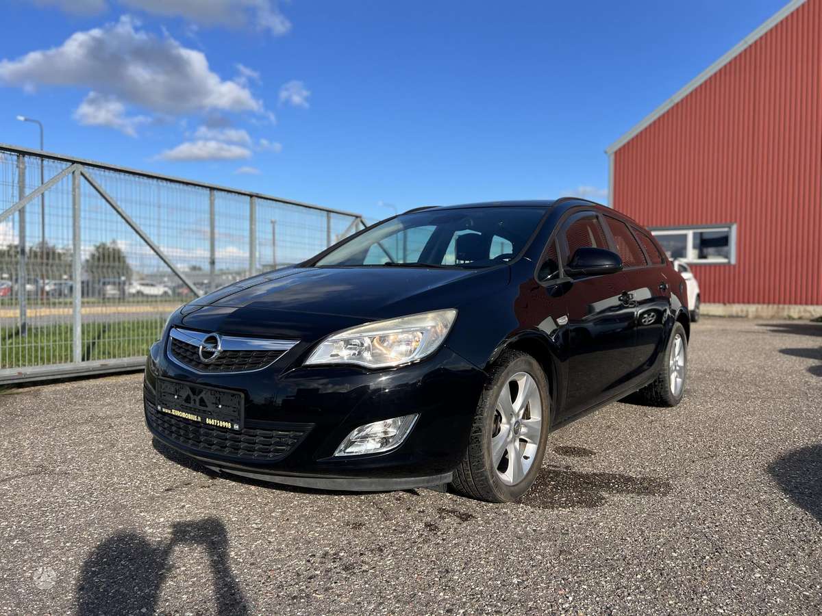 Opel Astra 2011 — rear view