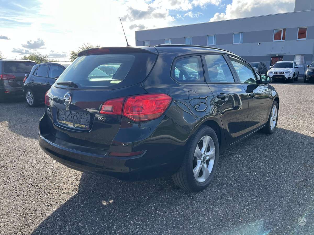 Opel Astra 2011 — engine 1686 cm³, 110 HP (81kW)