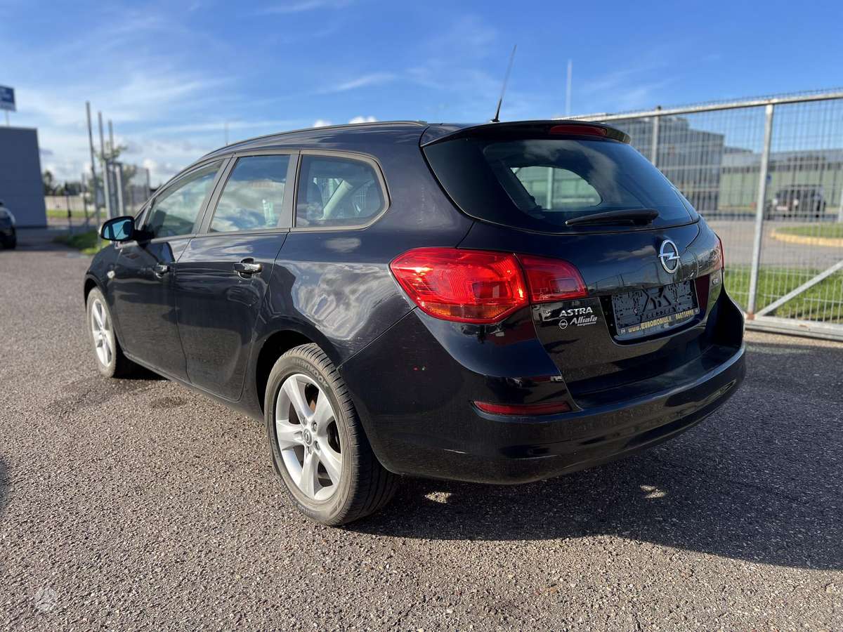Opel Astra 2011 — photo 5