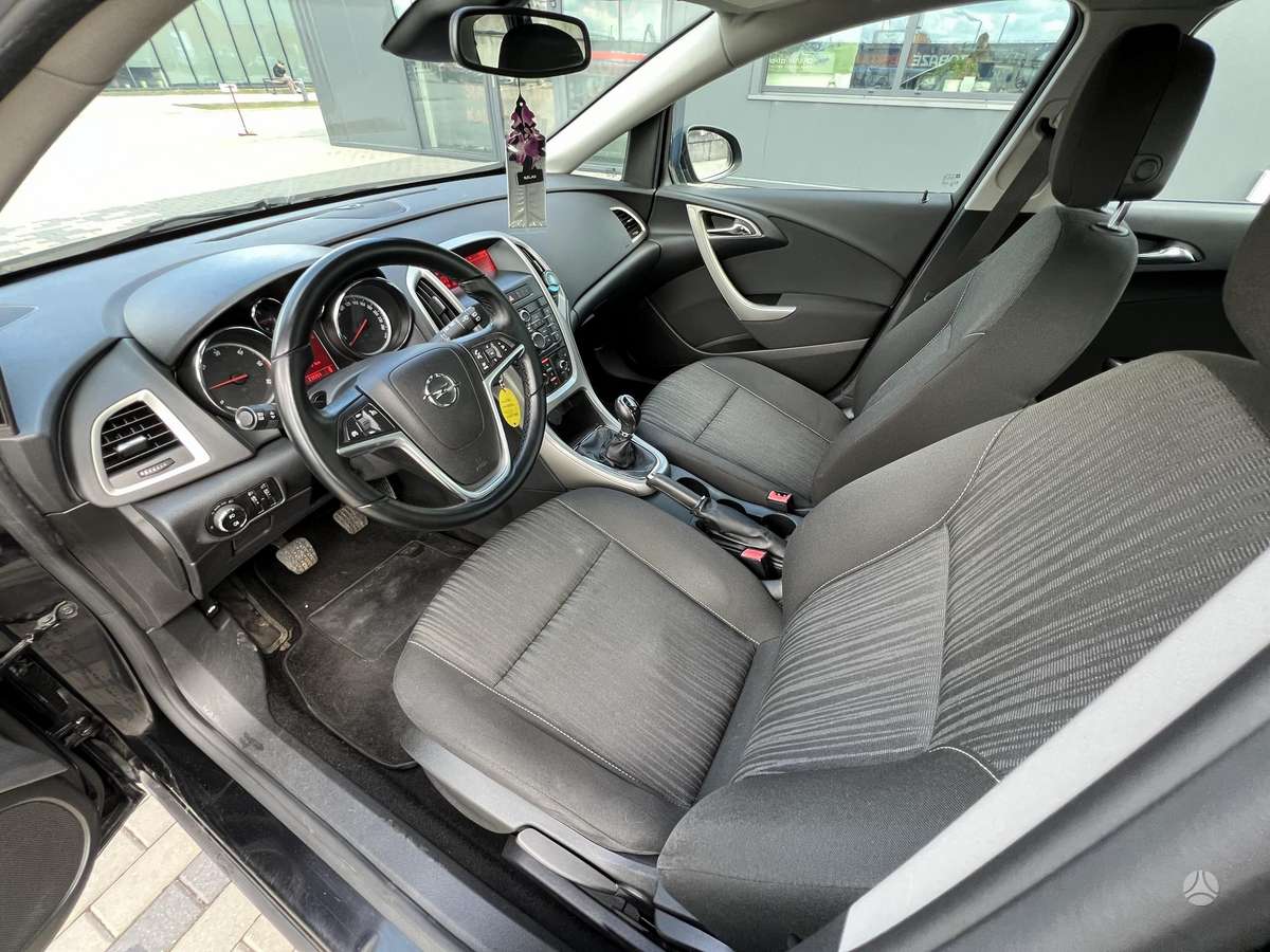 Opel Astra 2011 — photo 6