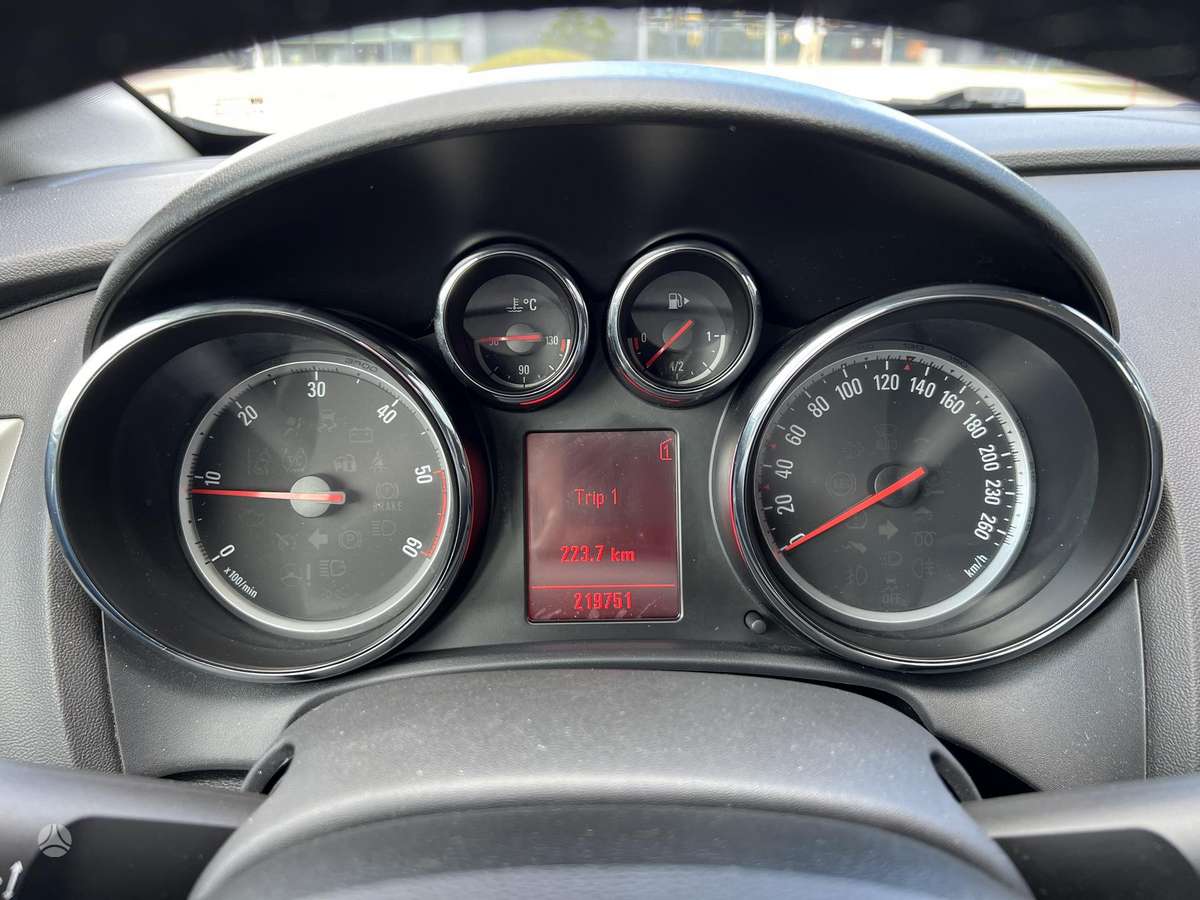 Opel Astra 2011 — photo 7