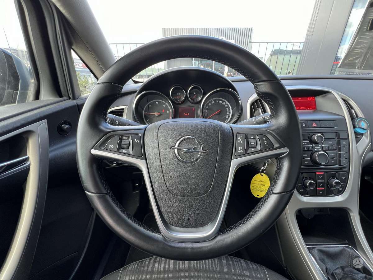 Opel Astra 2011 — photo 8
