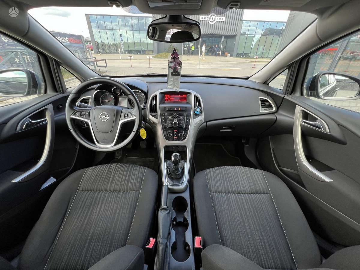 Opel Astra 2011 — photo 9