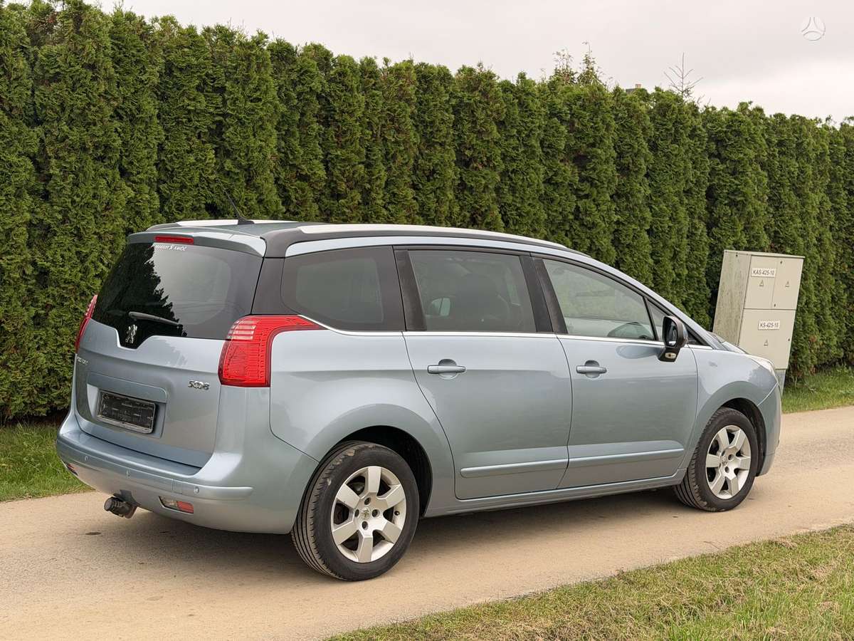 Peugeot 5008 2013 — rear view