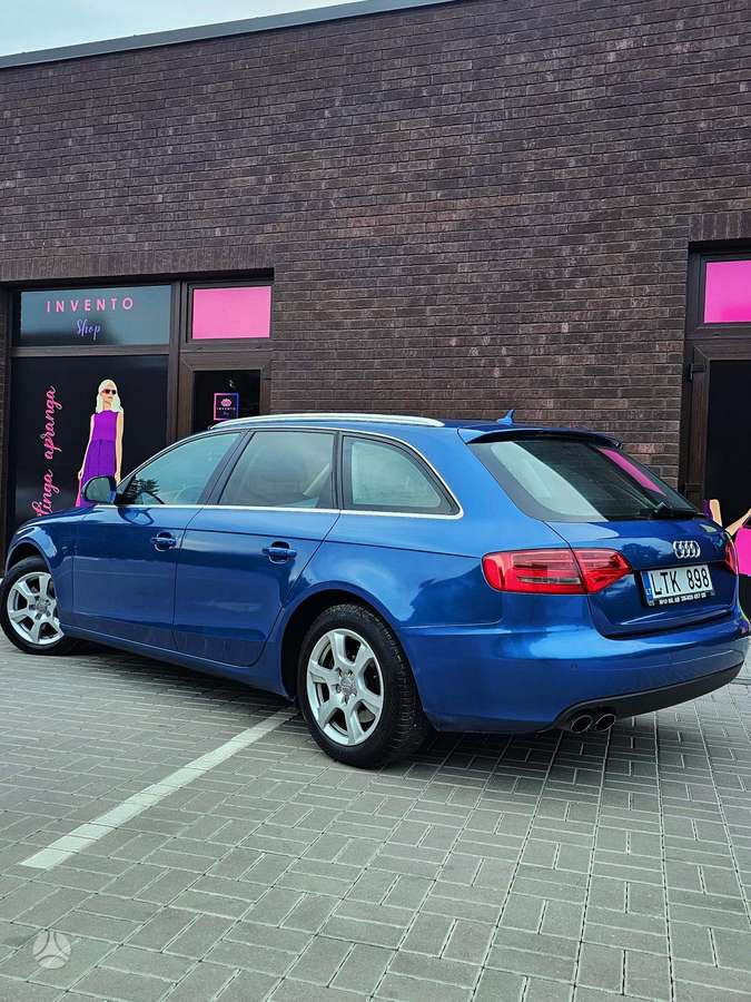 Audi A4 2009 — салон