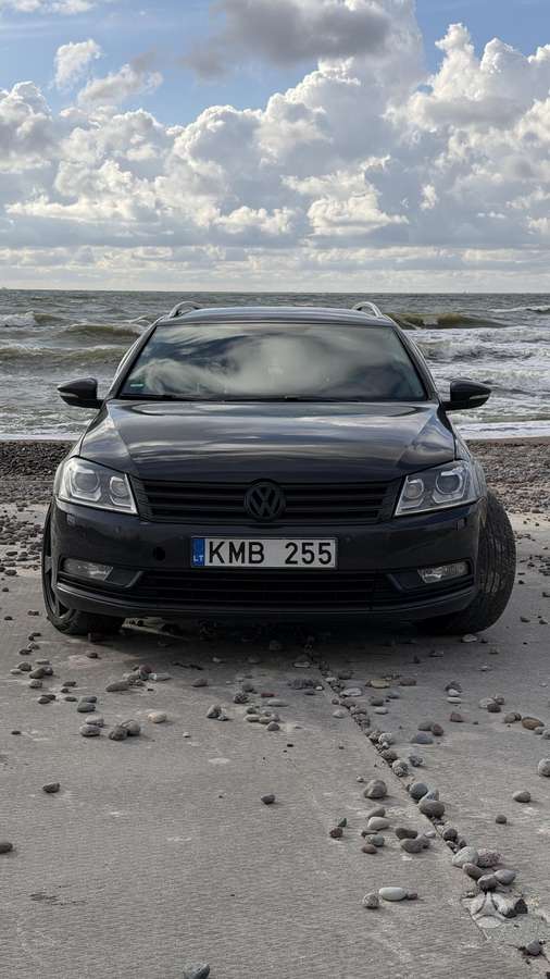Volkswagen Passat 2011 — rear view