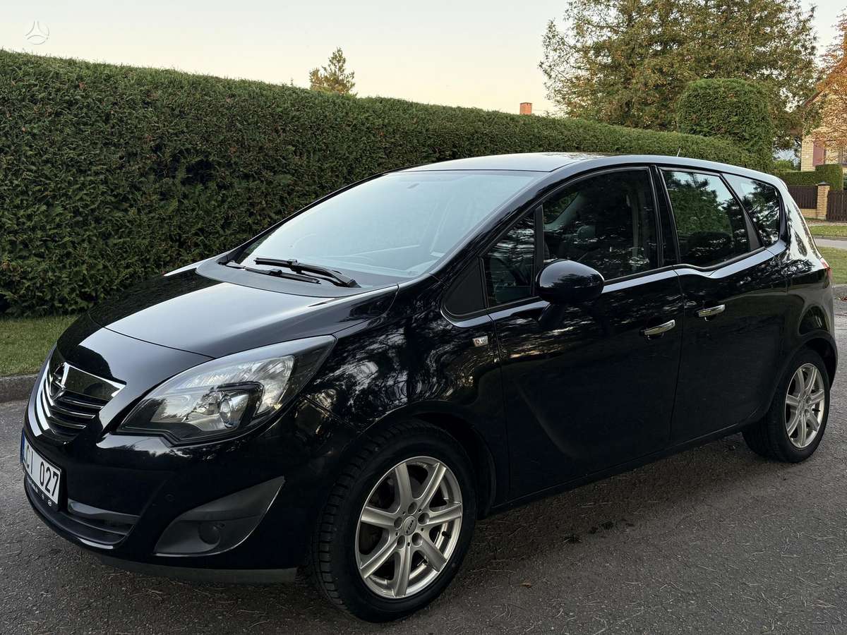 Opel Meriva 2010 — салон
