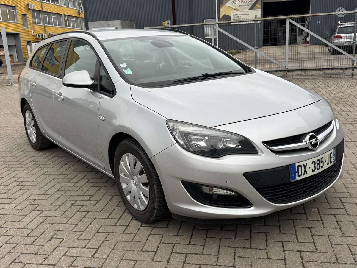 Opel Astra 2015 — rear view