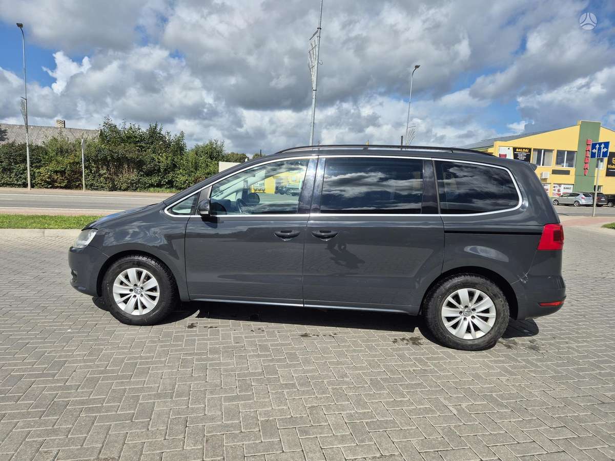 Volkswagen Sharan 2010 — салон