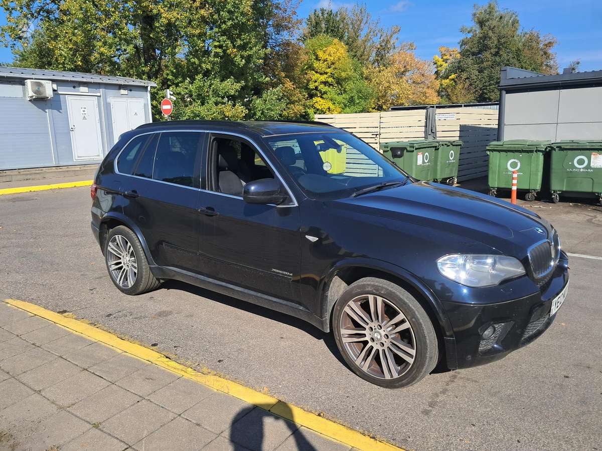 BMW X5 2012 — interior