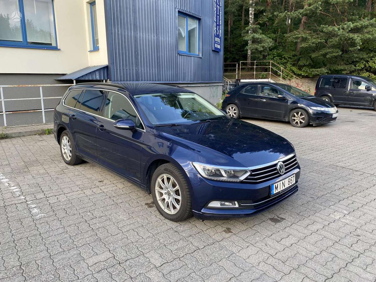 Volkswagen Passat 2015 — rear view