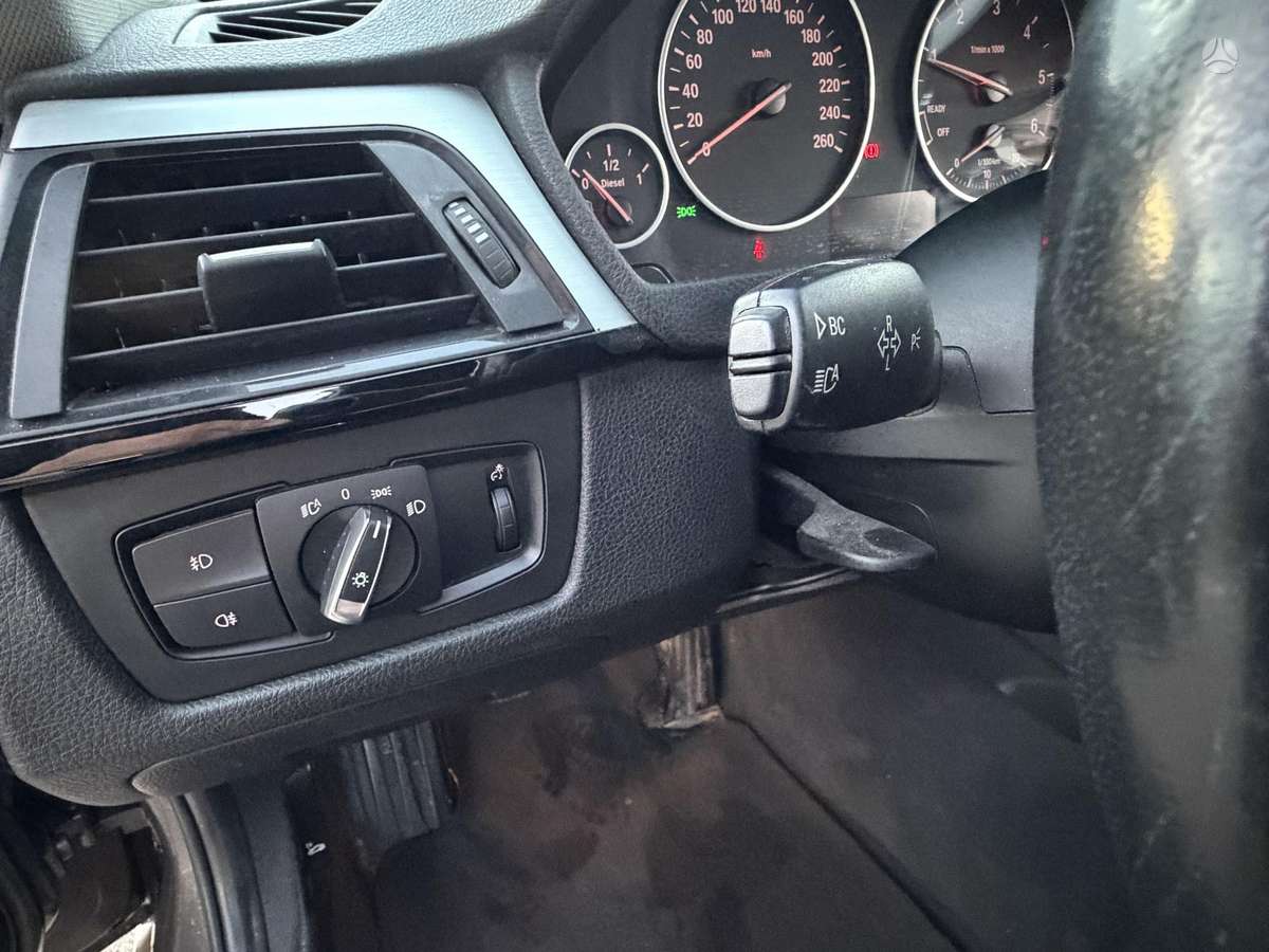BMW 318 2013 — photo 18